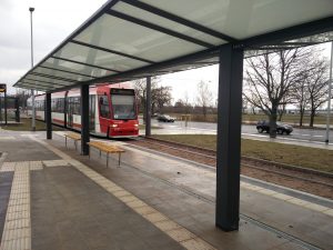 Endhaltestelle Am Wegfeld in Nürnberg: Eine Straßenbahn der Linie 4 fährt ein